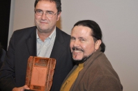 Il deputato ed ex Ambasciatore di Slovenia Franco Juri consegna al produttore Gabriel González Vega il premio per Adriana Alvarez, Miglior Interprete per il film "Gestación"